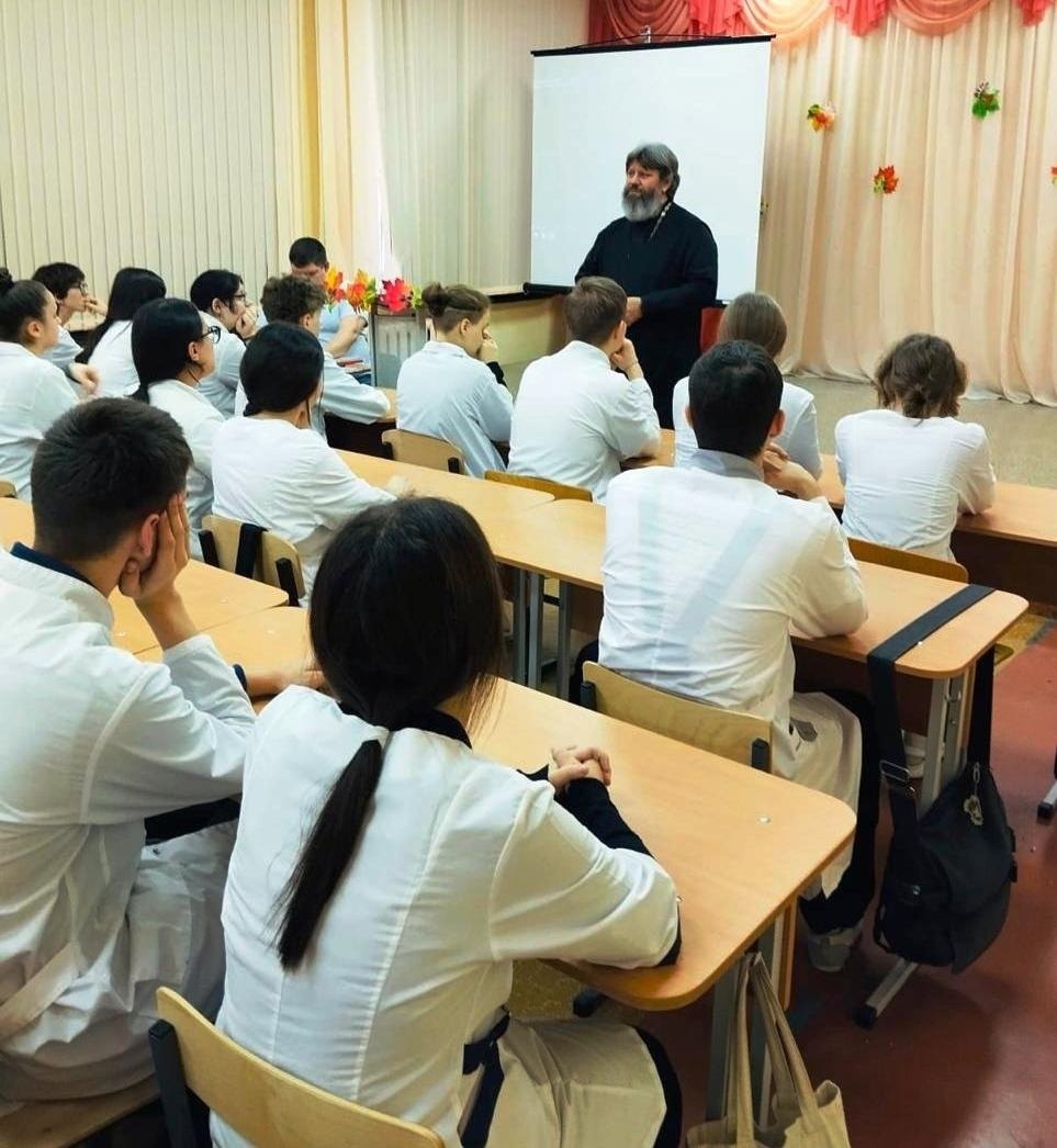 Клирик Свято-Троицкого кафедрального собора обсудил фильм со студентами Балаковского медицинского колледжа
