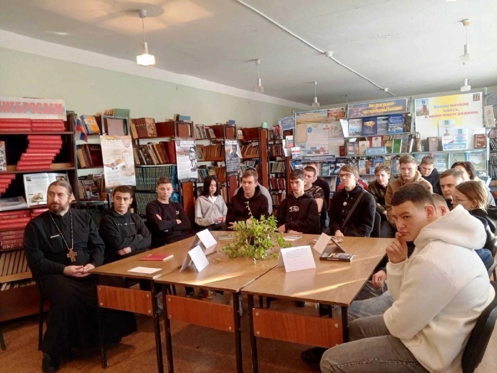 Настоятель храма иконы Пресвятой Богородицы «Державная» посетил круглый стол в центральной библиотеке п. Горный