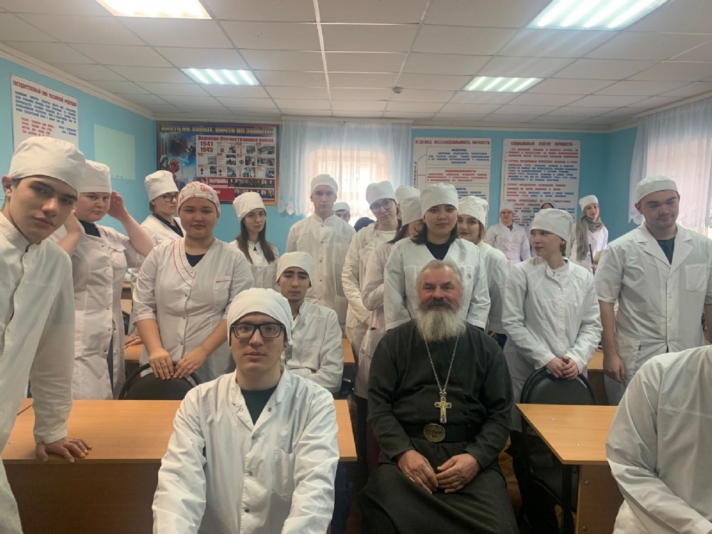 Благочинный Андреевского округа поздравил студентов медицинского колледжа со Сретением Господним и Днем православной молодежи
