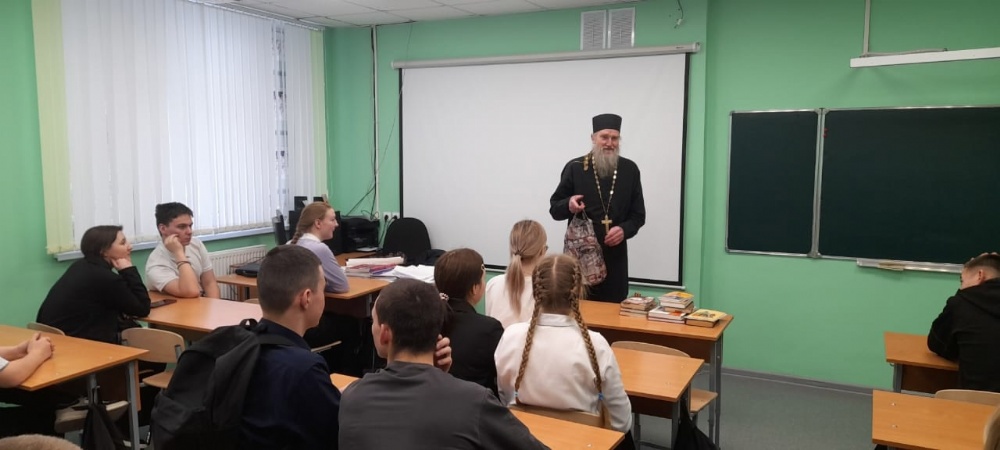 Настоятель храма Архангела Михаила с. Перелюб провёл беседу со школьниками о духовности и нравственности