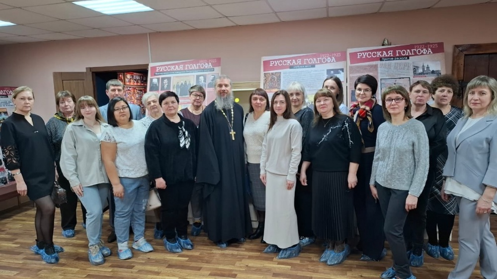 В Пугачевском краеведческом музее проходят экскурсии по выставке «Русская Голгофа» для педагогов и студентов