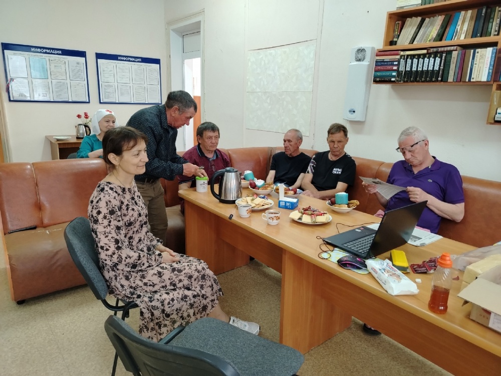 Волонтеры общества «БлагоДарю64» рассказали подопечным Балаковского центра для бездомных о смысле и традициях Пасхи