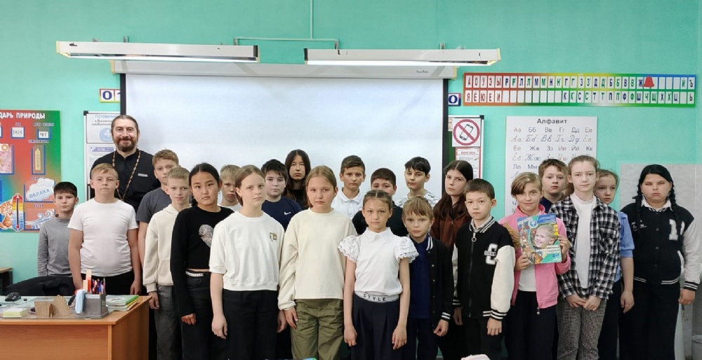 Настоятель храма Державной иконы Божией Матери встретился с учащимися школы п. Михайловский