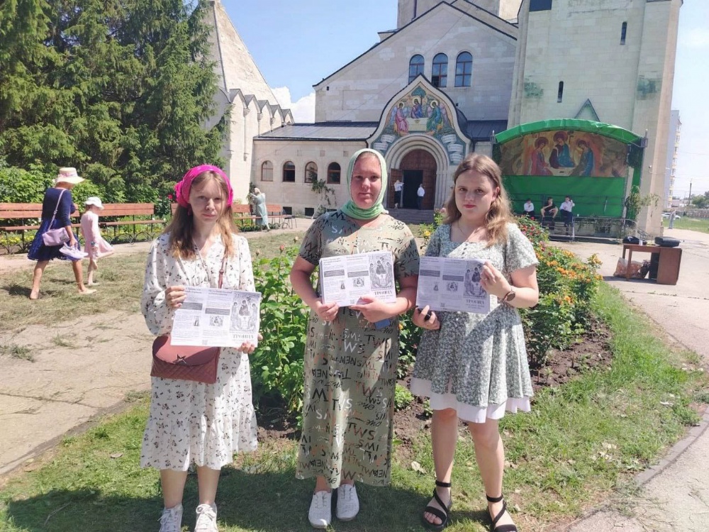 В Балаковской епархии прошла миссионерская акция «Святая Троица — основание жизни»