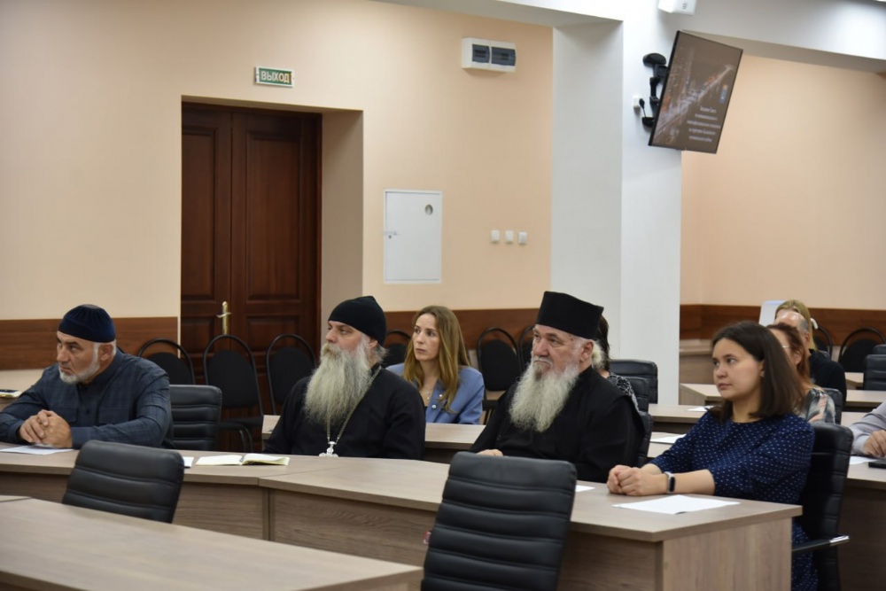 Настоятель Свято-Троицкого кафедрального собора принял участие в заседании Совета по межнациональным и межконфессиональным отношениям