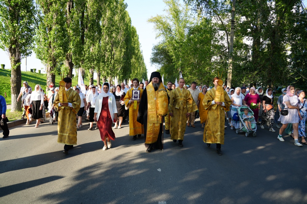 В день памяти благоверных князей Петра и Февронии в г. Балаково прошёл крестный ход