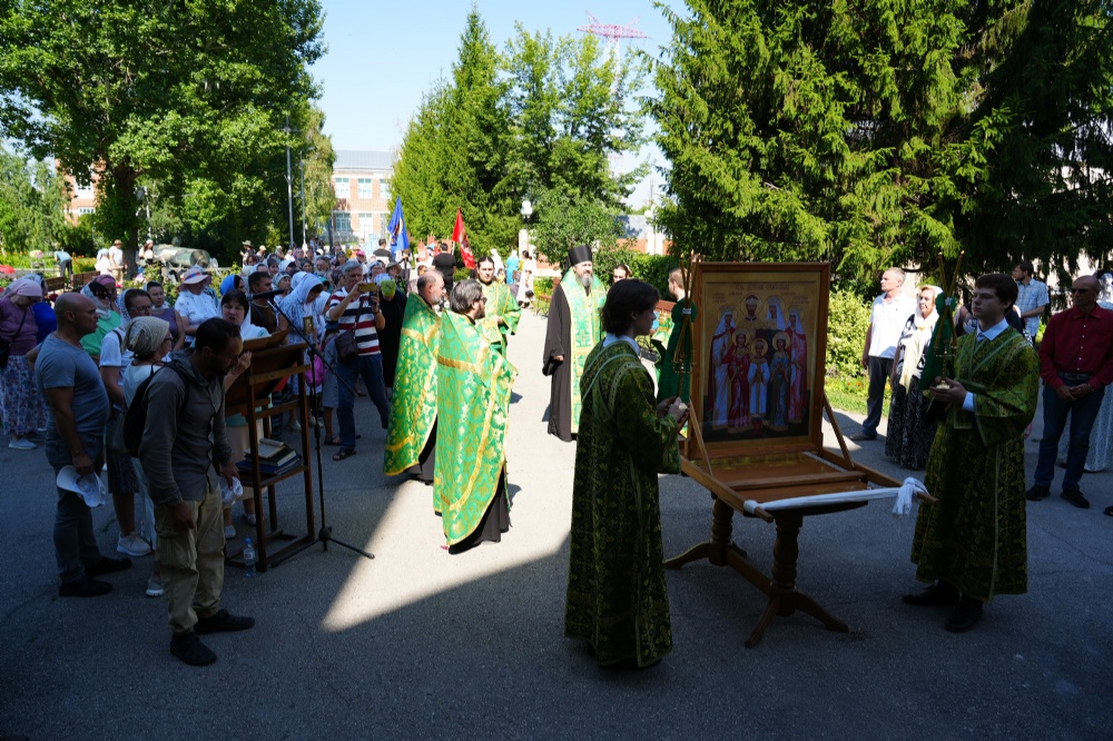Епископ Варфоломей совершил молебен для участников многодневного крестного хода