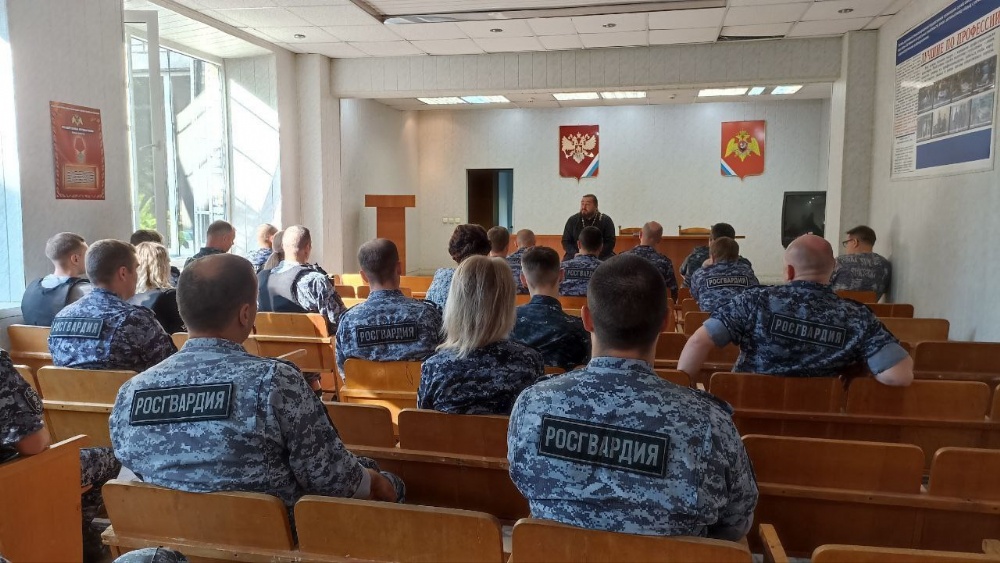 Для сотрудников отдела вневедомственной охраны Росгвардии прошла беседа на тему «Святая Троица — основание жизни»