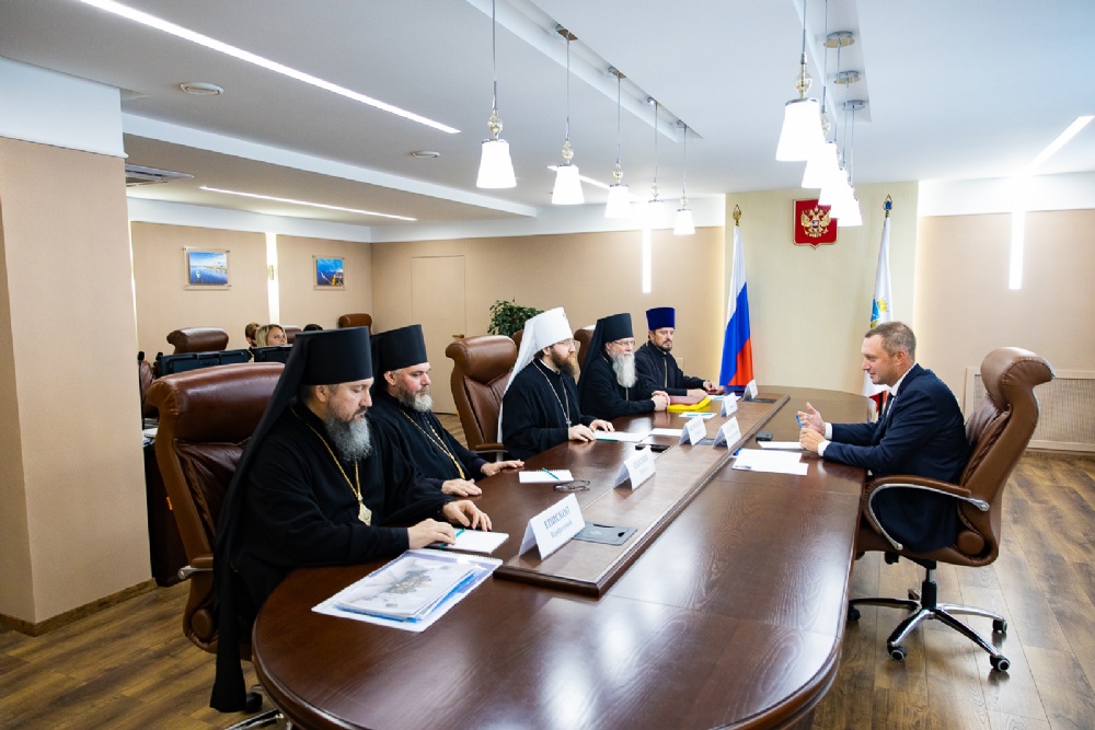 Епископ Варфоломей принял участие во встрече с губернатором области Романом Викторовичем Бусаргиным