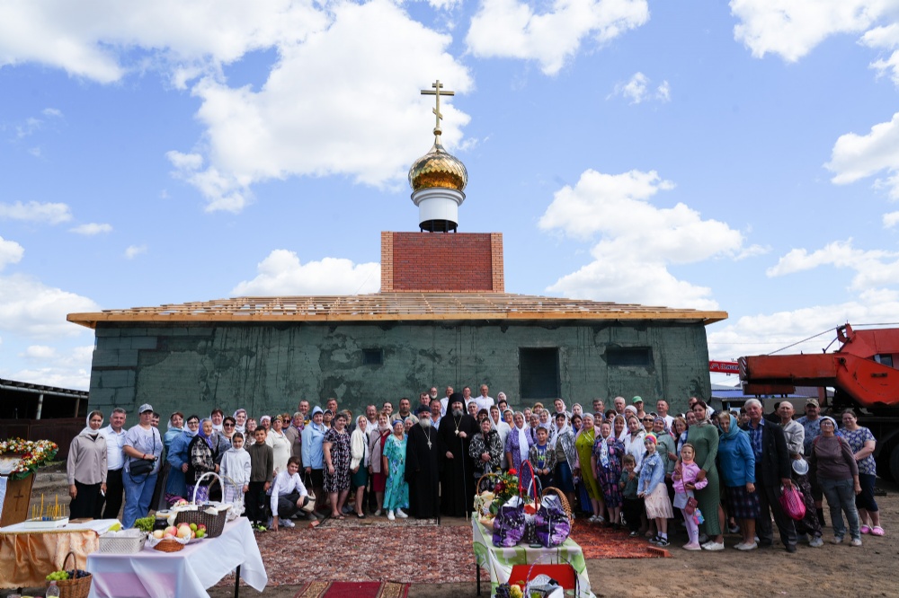 Епископ Варфоломей освятил крест и купол строящегося храма с. Звонарёвка