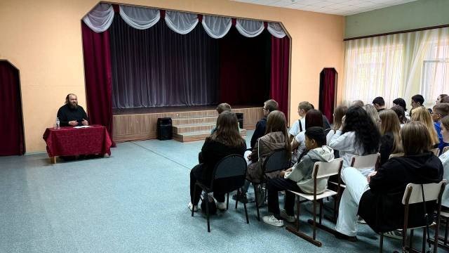 Клирик Свято-Воскресенского собора г. Пугачева рассказал студентам о Дне трезвости