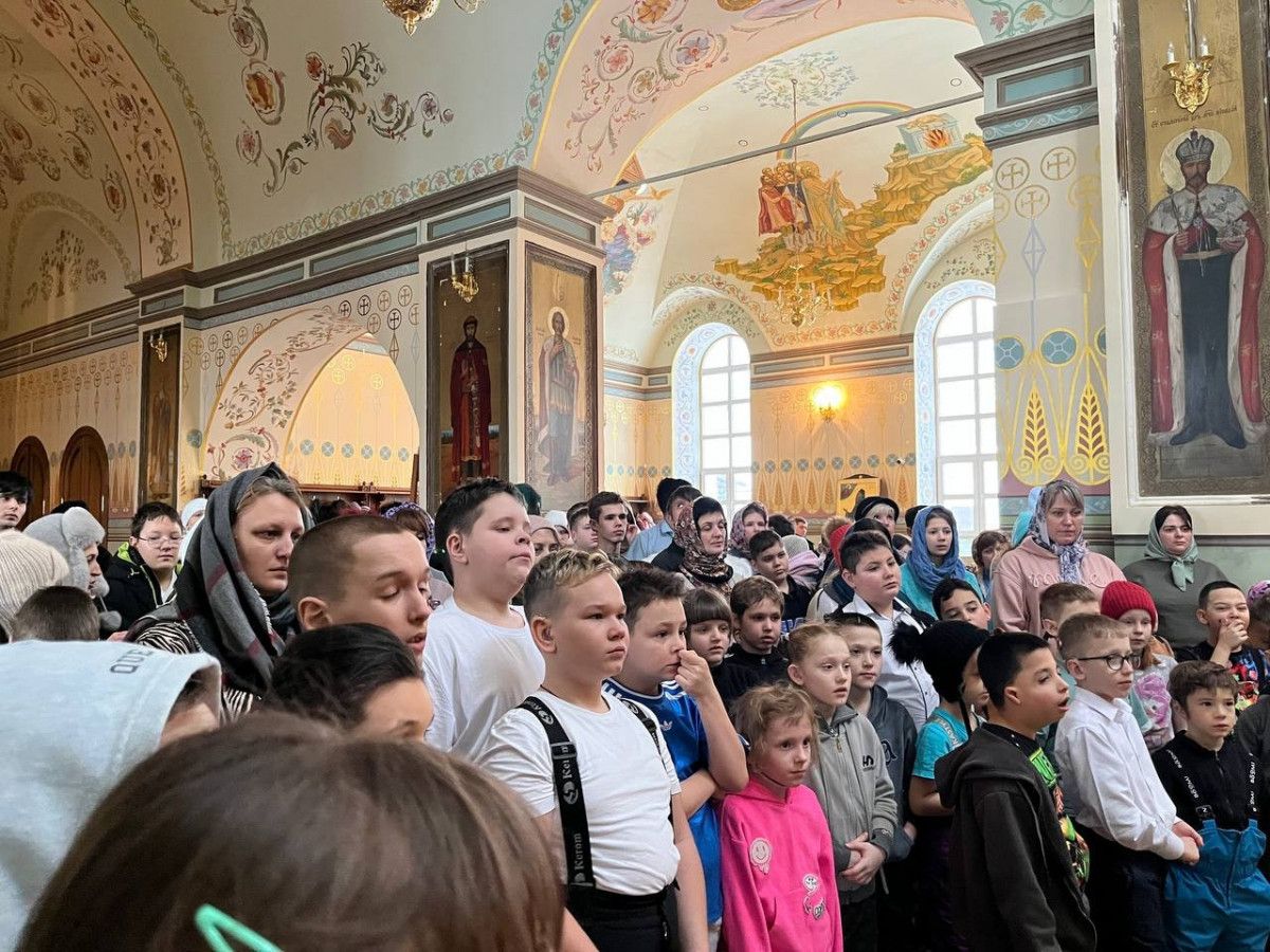 В кафедральном соборе совершен молебен для неслышащих детей