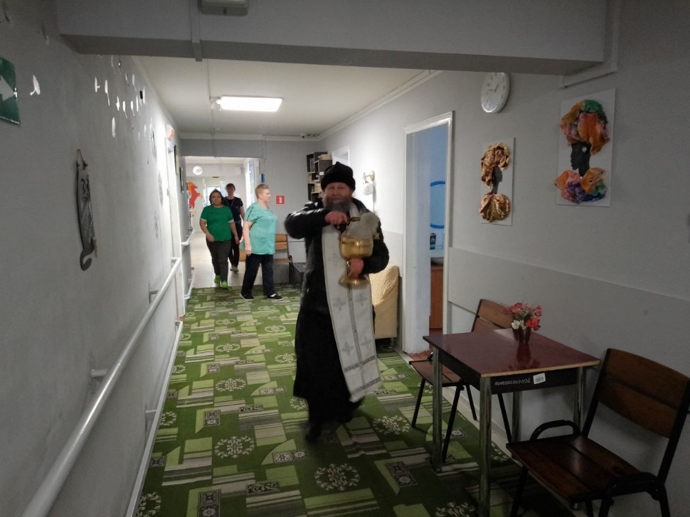 Священник в праздник Крещения Господня посетил Подлесновский дом-интернат