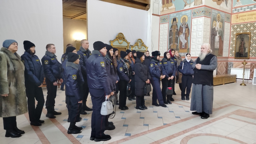 Настоятель Свято-Троицкого кафедрального собора провёл экскурсию для студентов Губернаторского техникума