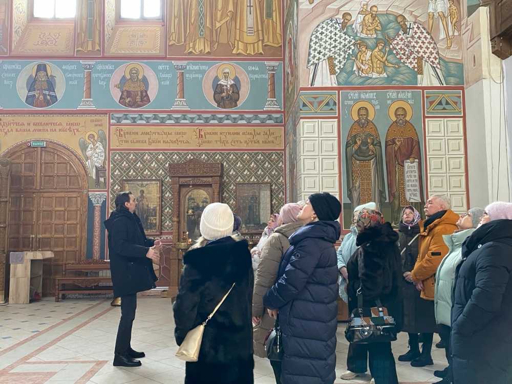 Паломники из Покровской епархии и библиотекари г. Балаково побывали на экскурсиях в Свято-Троицком кафедральном соборе