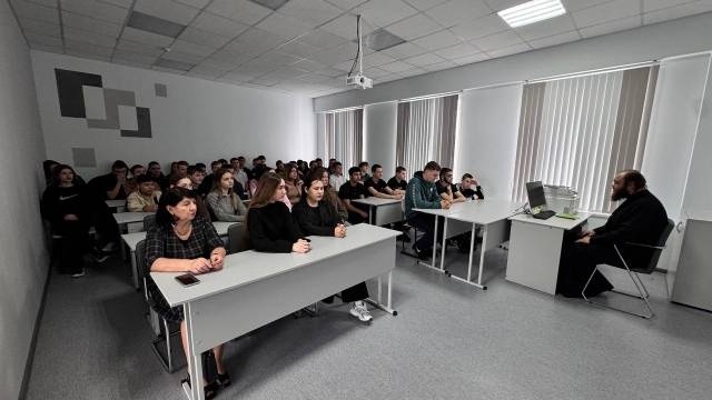 Клирик Свято-Воскресенского собора г. Пугачева провел беседу в Ивантеевском техникуме
