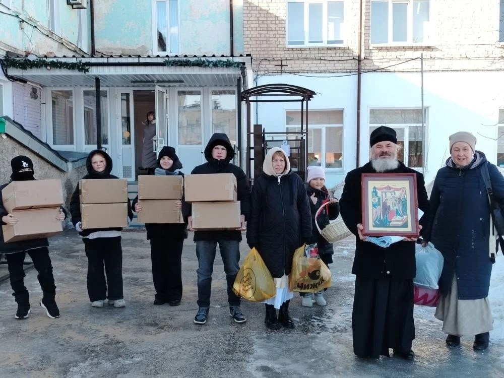 Настоятель Свято-Андреевского храма и воспитанники воскресной школы посетили школу-интернат