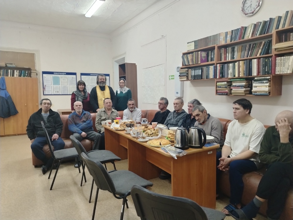 Священник и волонтеры встретились с подопечными центра ночного пребывания для лиц без определенного места пребывания и жительства