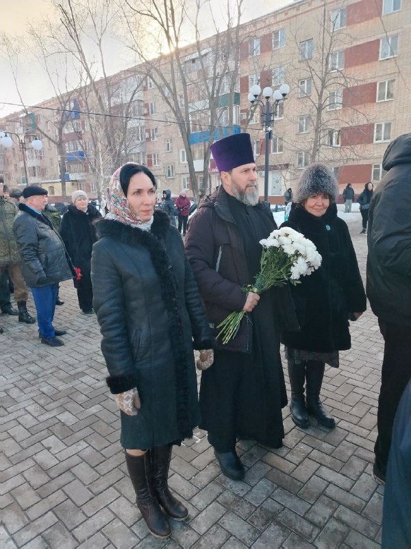 В День защитника Отечества клирик храма Рождества Христова г. Балаково принял участие в возложении цветов