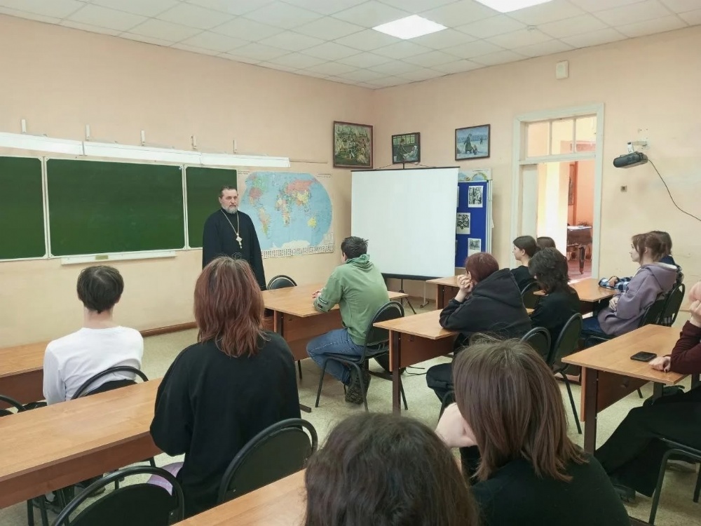 В образовательных учреждениях г. Маркса прошли беседы со священниками
