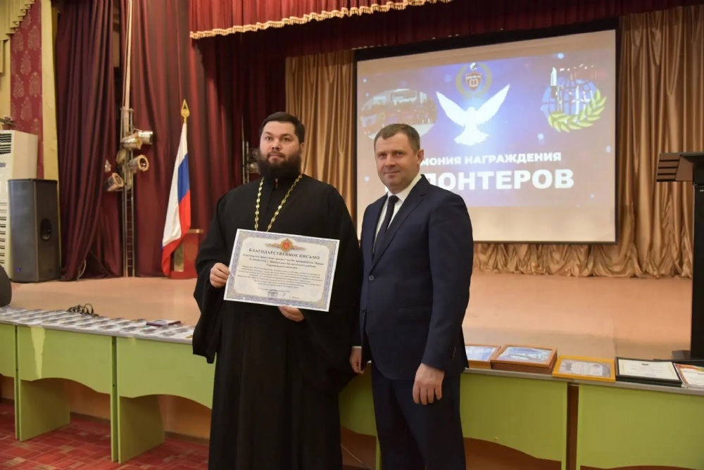 Представители Балаковской епархии получили благодарственные письма за помощь военнослужащим