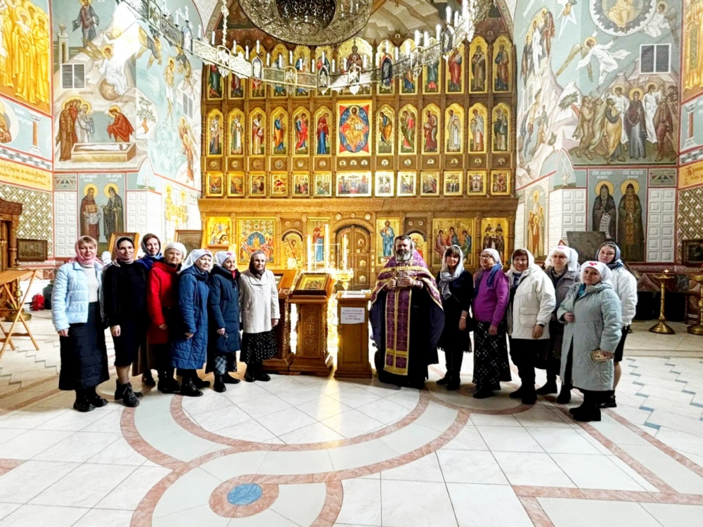 Сестры милосердия и добровольцы помолились великомученику Пантелеимону и провели собрание