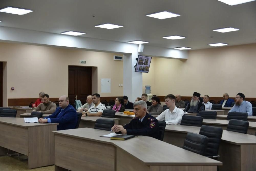 Благочинный Троицкого округа принял участие в работе Совета по межнациональным и межконфессиональным отношениям Балаковского муниципального района
