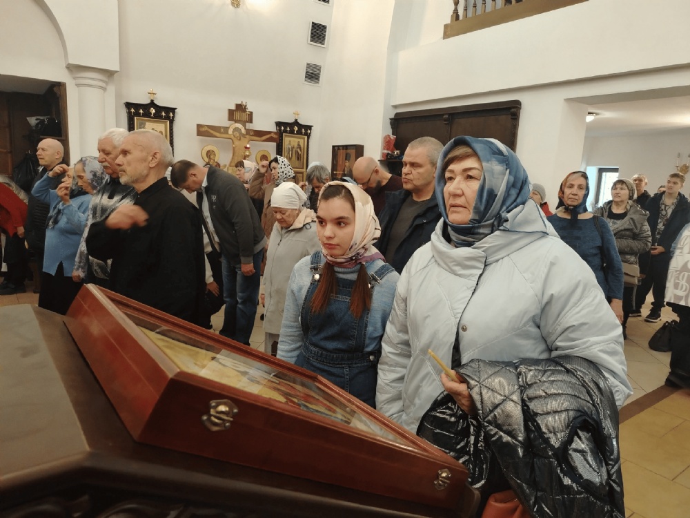 Дети с ограниченными возможностями здоровья помолились в храме Рождества Христова г. Балаково