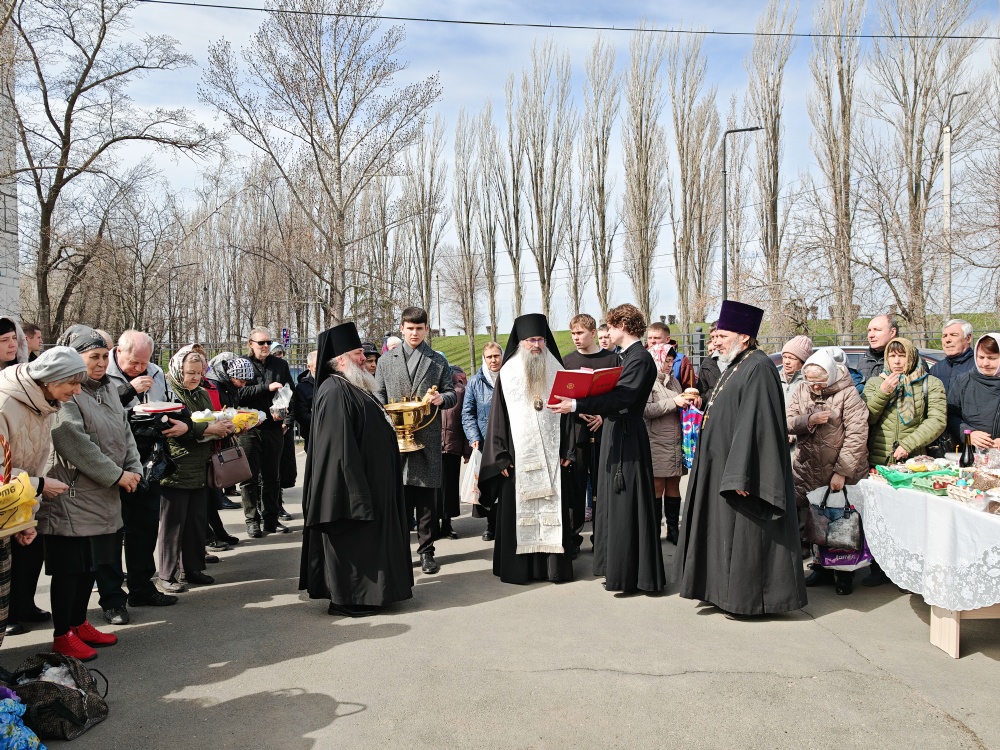 В канун Пасхи епископ Иннокентий посетил храмы г. Балаково и освятил пасхальные куличи