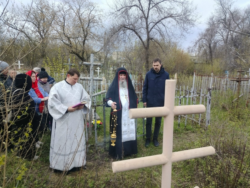 Благочинный Троицкого округа совершил поминальную службу на старом кладбище г. Балаково