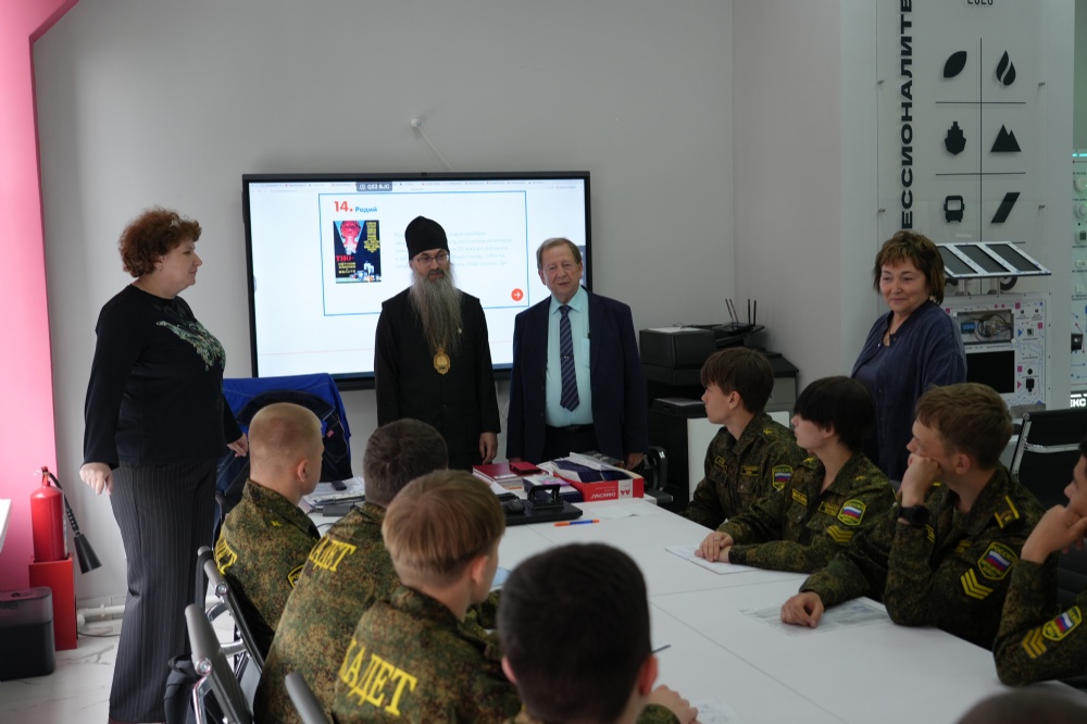 Епископ Балаковский и Николаевский Иннокентий посетил Губернаторский колледж