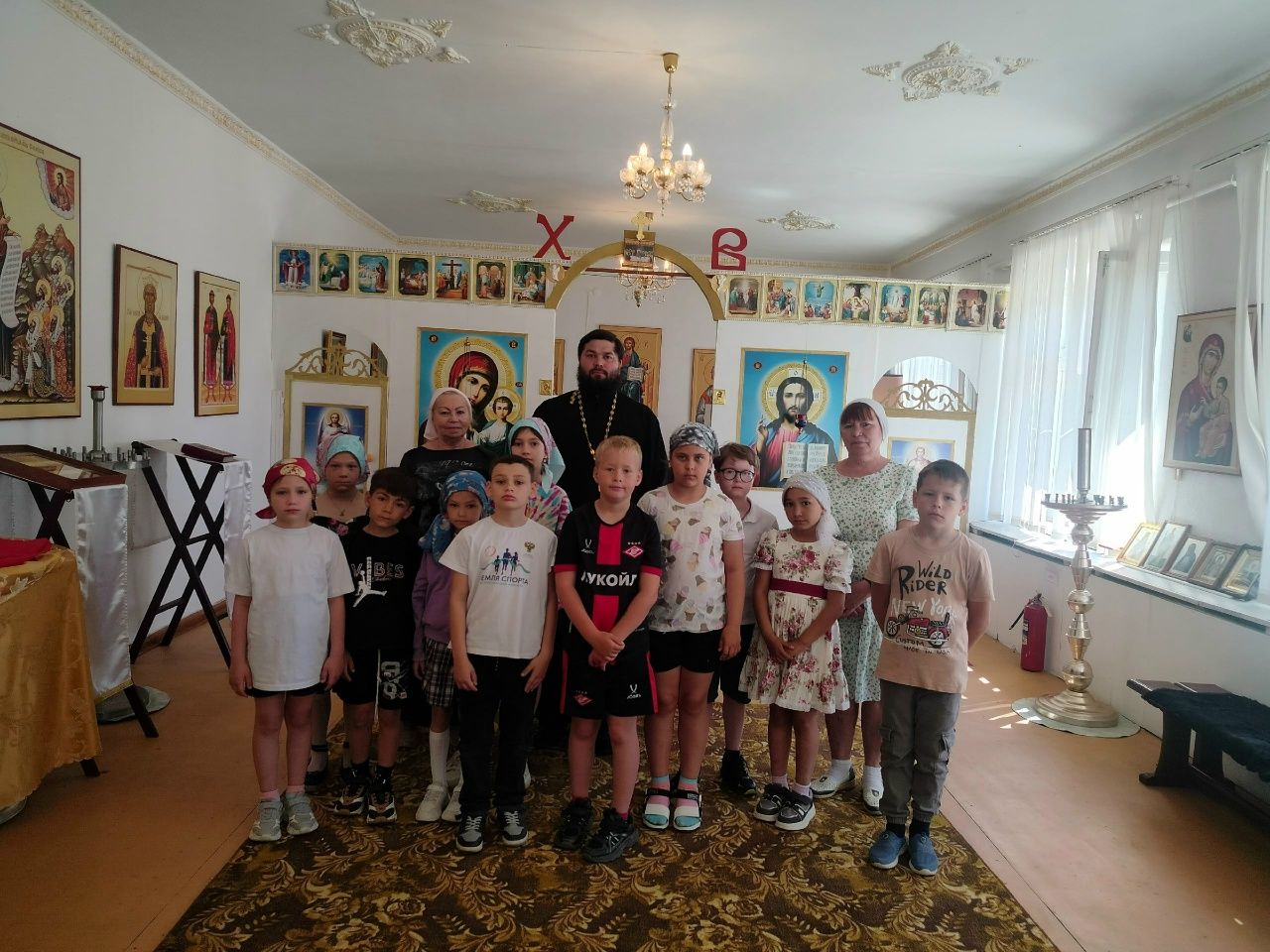 Учащиеся начальной Новониколаевской сельской школы узнали об устройстве храма и святых братьях Кирилле и Мефодии