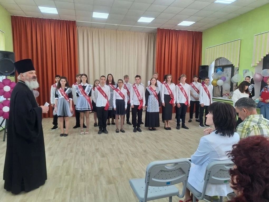 В день последнего звонка священнослужители Балаковской епархии посетили школьные линейки