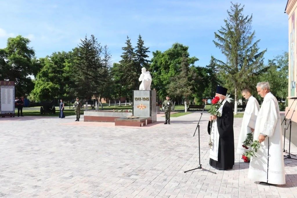 Священнослужители Балаковской епархии приняли участии в памятных мероприятиях ко Дню памяти и скорби