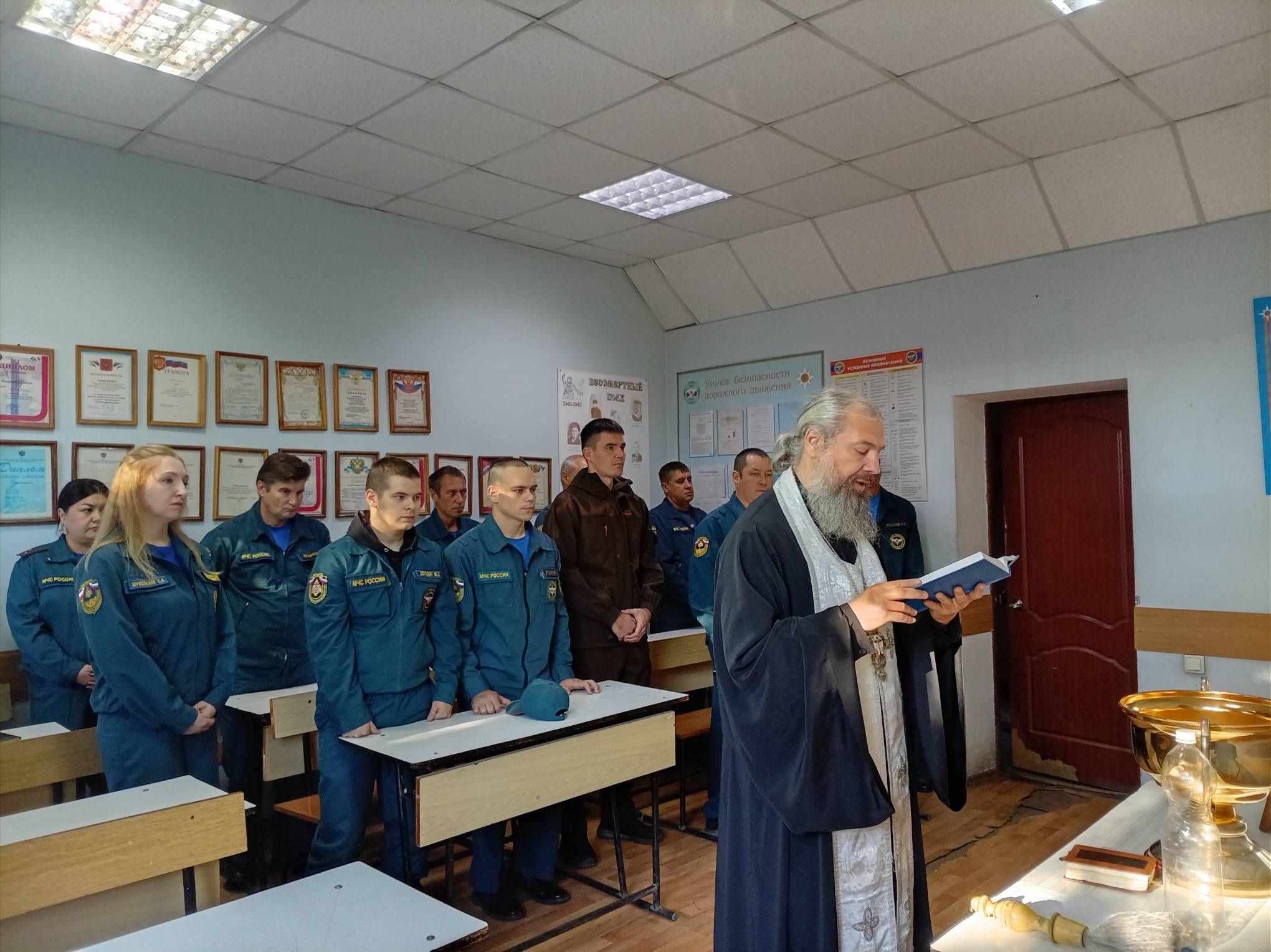 Священники совершили в пожарных частях молебны Пресвятой Богородице перед Её образом «Неопалимая Купина»